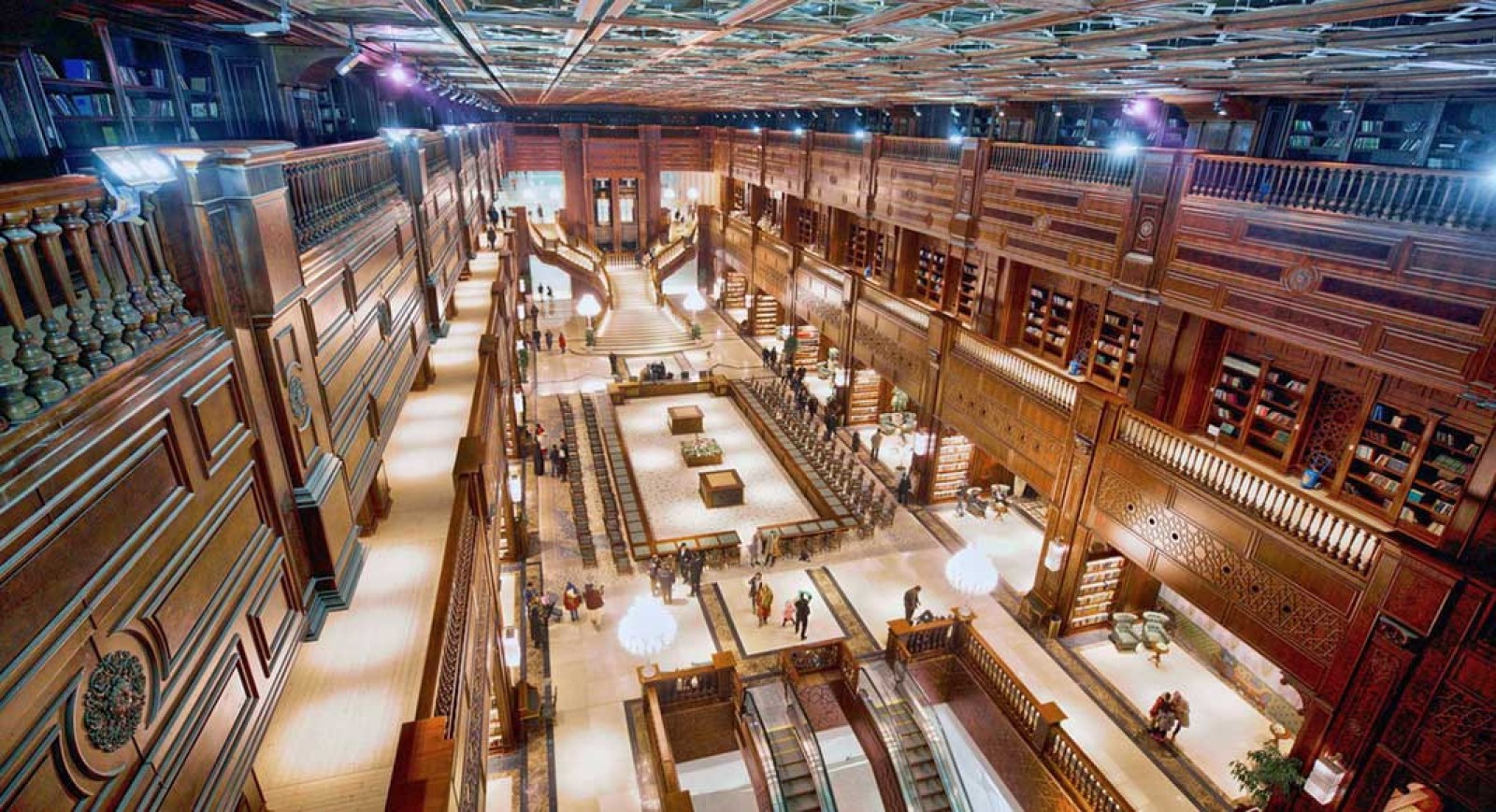 نمایی از داخل کتاب خانه ایران مال iran mall
