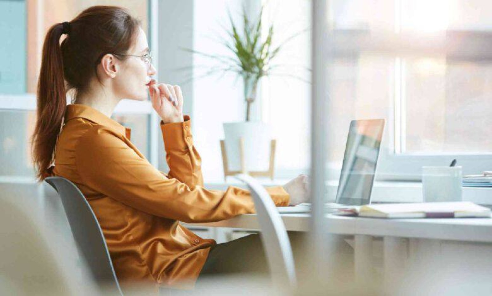 چرا همیشه احساس کافی نبودن داریم؟