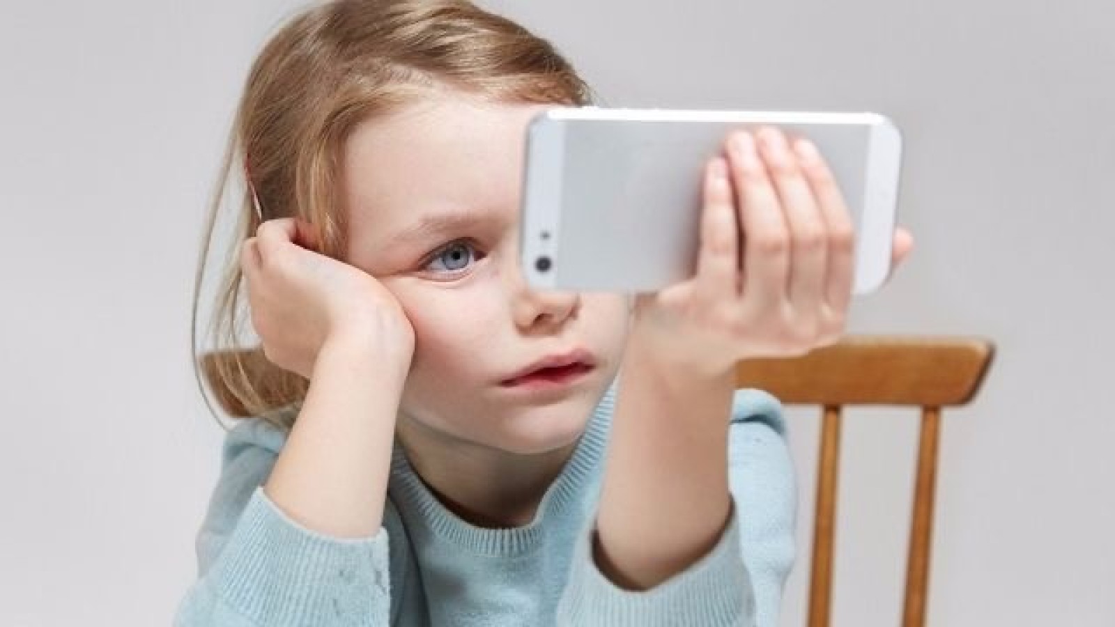 وابستگی کودک به موبایل